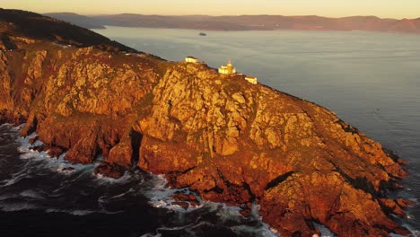 Vista-Aérea-Del-Cabo-Finisterre-El-Fin-De-La-Tierra-Galicia-Norte-De-España-Atracción-Turística,-Faro-En-La-Cima-De-La-Formación-De-Acantilados-Rocosos