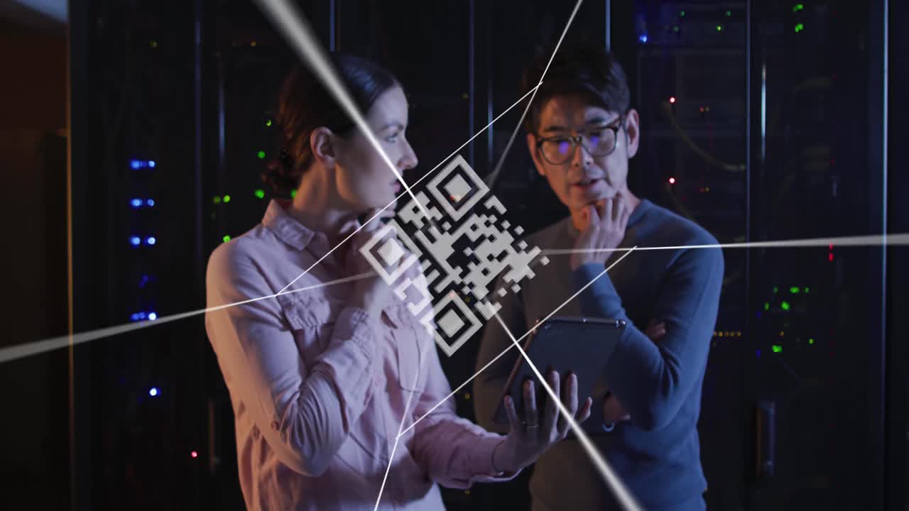 animación del procesamiento de datos digitales y el código qr sobre dos trabajadores de salas de servidores diversos
