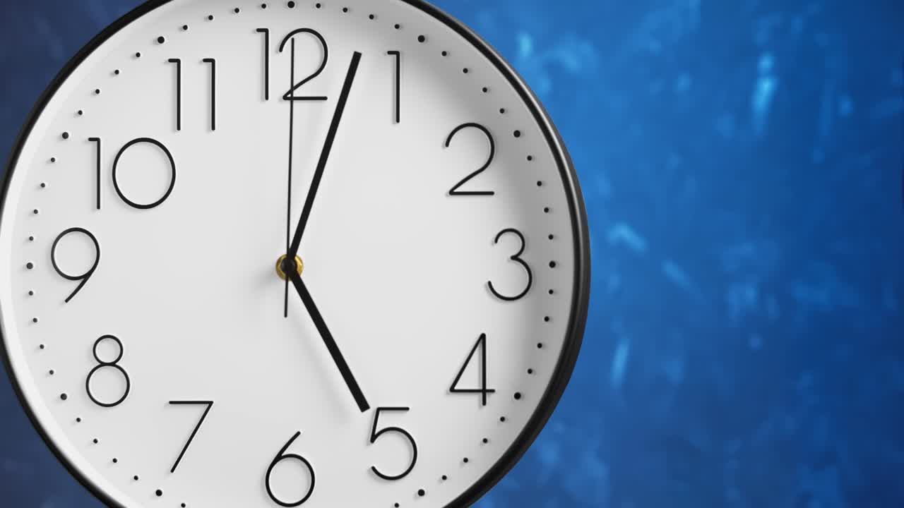 reloj de pared blanco sobre fondo azul, lapso de tiempo. concepto de tiempo.