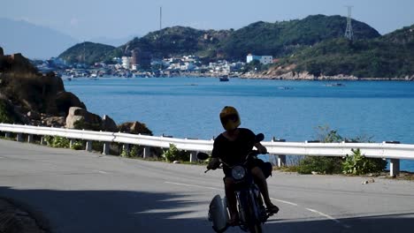 Ein-Junger-Mann-Fährt-Mit-Seinem-Motorrad-In-Der-Nähe-Malerischer-Ausblicke-Auf-Vietnamesische-Inseln