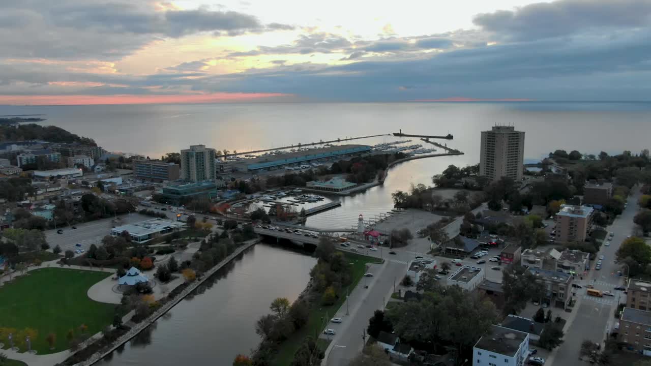 미시사가 항구 주변을 선회하는 일출 드론 샷