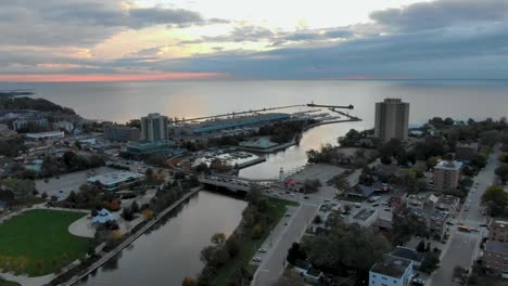 Drohnenaufnahme-Bei-Sonnenaufgang,-Die-Um-Einen-Hafen-In-Mississauga-Kreist