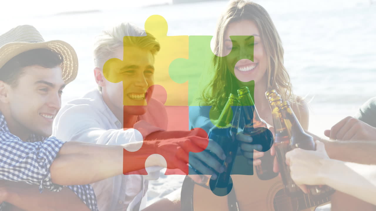 наслаждаются напитками на пляже, друзья с кусочками головоломки анимации над ними