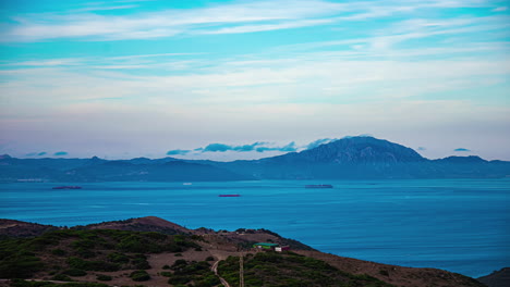 Una-Vista-Del-Atardecer-De-Los-Barcos-Que-Se-Mueven-A-Través-Del-Paisaje-Marino-Que-Se-Encuentra-Entre-Dos-Tierras