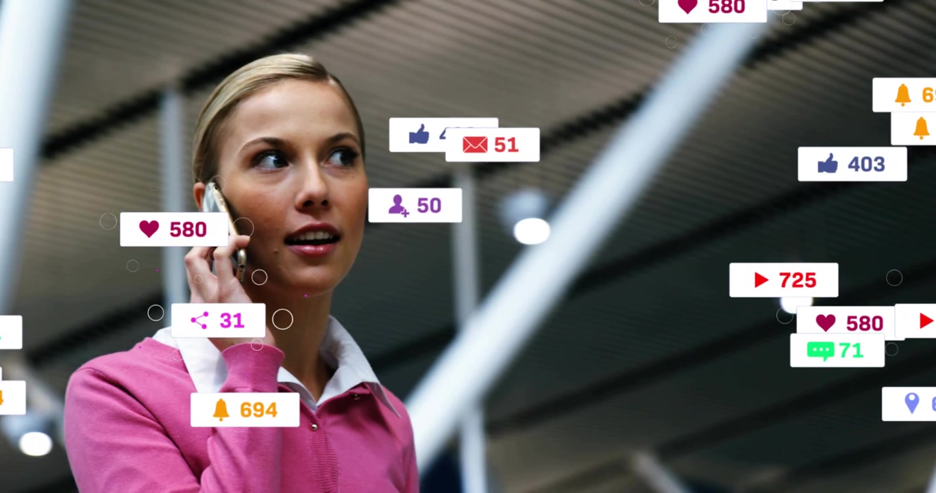 Kvinde på telefon, notifikation dukker op, håndterer sociale medier i lufthavnen, med badges der samler sig og derefter falmer.
