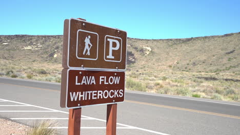 Flujo-De-Lava-Whiterocks-Sendero-Señal-Junto-A-La-Carretera,-Parque-Estatal-Snow-Canyon,-Utah,-Ee.uu.