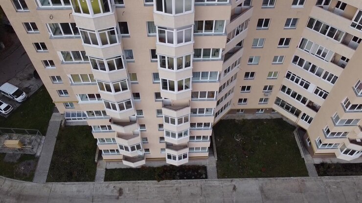 Vista aérea de um drone voando sobre os edifícios, filmagem de telhados e arquitetura.