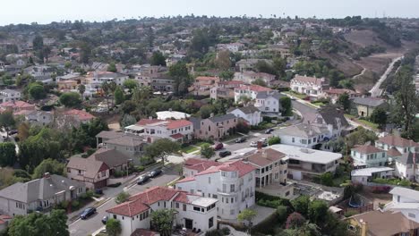 Aufsteigende-Luft,-Häuser-In-Baldwin-Hills-In-Einer-Vorstadtgemeinde,-Gehobene-Häuser-Tagsüber