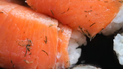 un primer plano de sushi de salmón