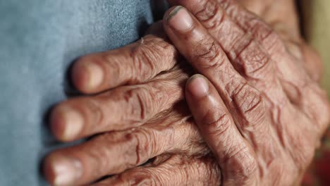 primer plano de las manos de los ancianos