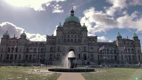 Beschleunigen-Sie-Den-Spaziergang-In-Richtung-Brunnen-Vor-Dem-Parlament-Von-Victoria,-Sonniger-Tag