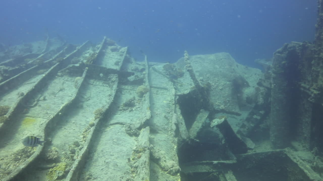 ss thistlegorm es uno de los naufragios más famosos del mundo que transportaba equipo militar durante la segunda guerra mundial, atrae a muchos buzos por la cantidad de carga que se puede ver y explorar