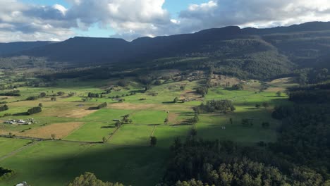 4k60 hermoso paisaje rural con campos verdes y montañas en el fondo, tasmania, australia