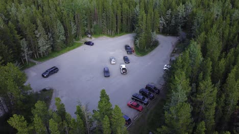 Estacionamiento-En-El-Parque-Se-Acercó-A-Rockies-Kananaskis-Alberta-Canada