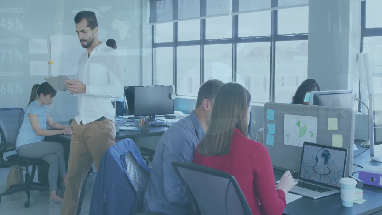 Animación de procesamiento de datos sobre diversos profesionales en la oficina