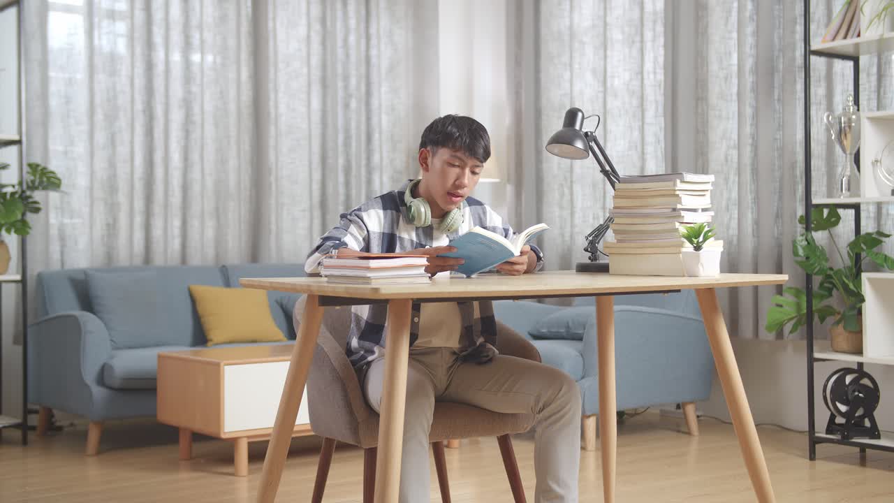 집에서 공부하는 젊은이