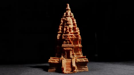 Miniatur-Eines-Prambanan-Fasertempels,-Der-Die-Dunkelheit-Betritt-Und-Verlässt