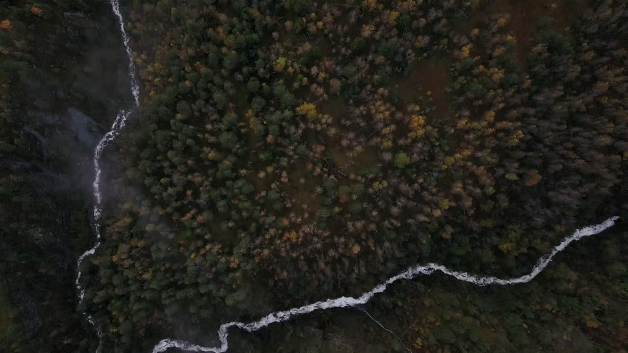 ríos tallando a través de una montaña