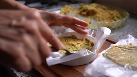 Nahaufnahme-Einer-Mischung-Aus-Quinoa-Und-Gemüseburger,-Schimmel-In-Patty-Mühle