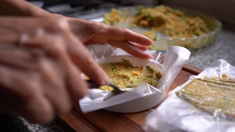 primer plano de la mezcla de quinua y hamburguesa vegetal, molde en moldeador de hamburguesas