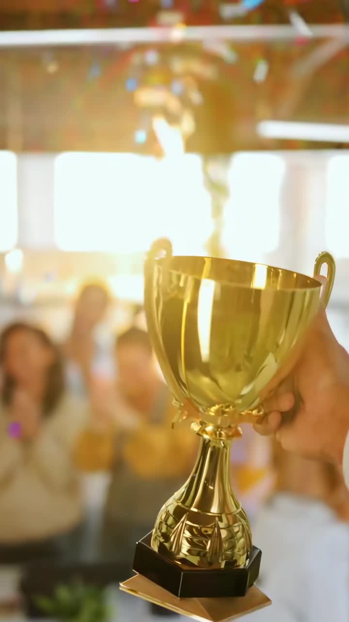 Trofeo d'oro assegnato durante una celebrazione aziendale