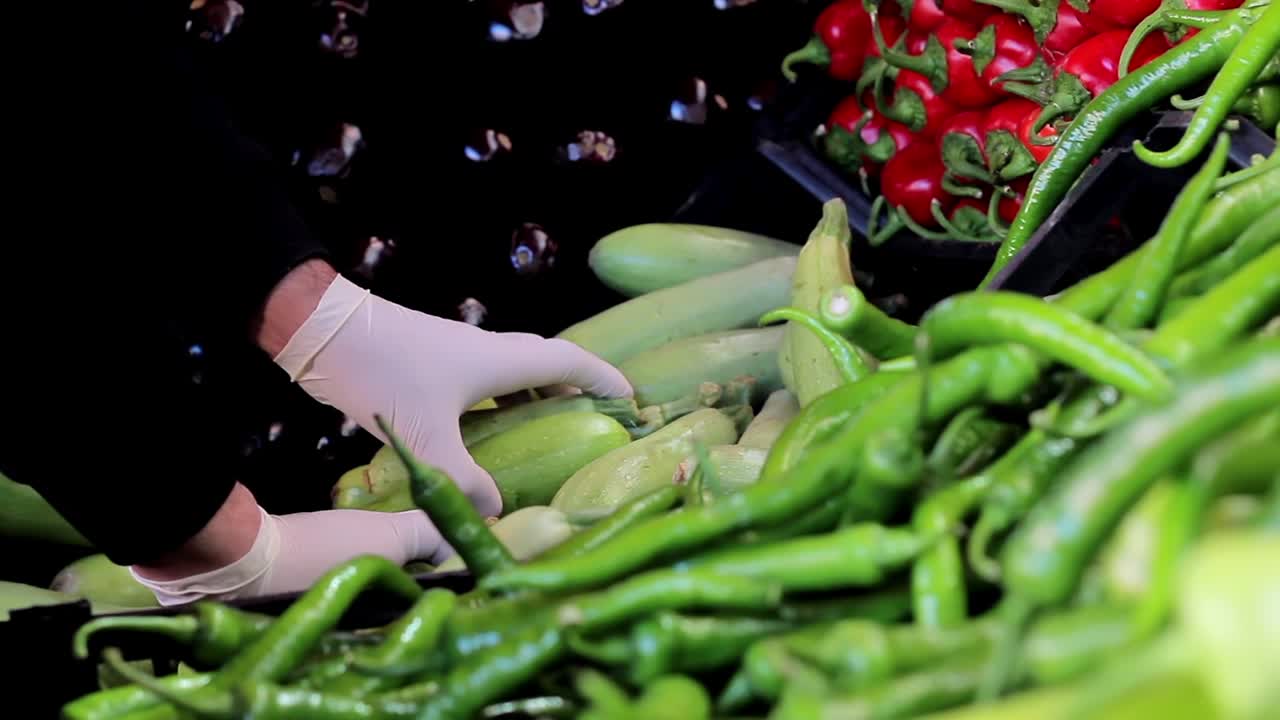 야채 가게 에서 채소 와 과일 을 구입 하는 사람 1