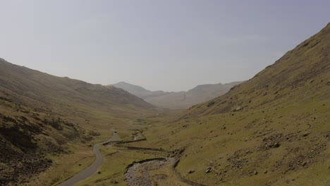 Paso-De-Wrynose-En-El-Distrito-De-Los-Lagos-Drone-Elevación-Paisaje-Revelar-Tiro