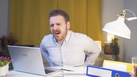 Der-Mann,-Der-Im-Home-Office-Arbeitet,-Hat-Schmerzen-Im-Unteren-Rücken.