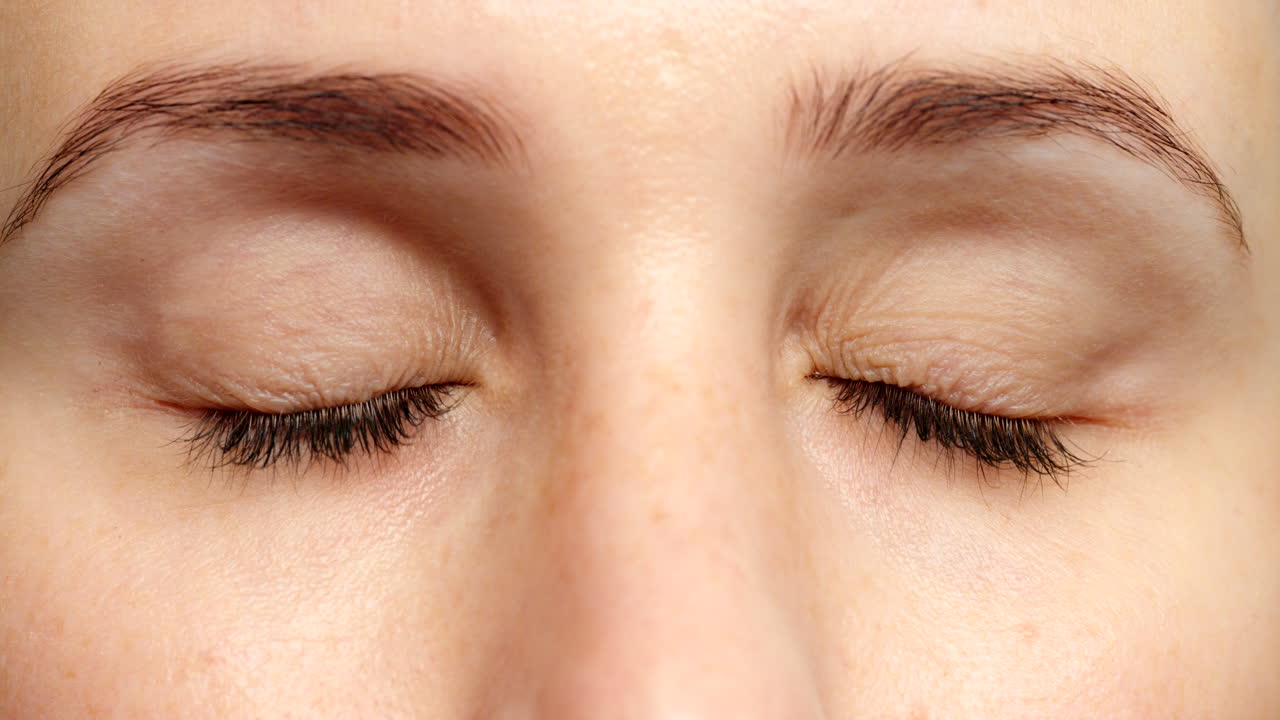 mujer de ojos azules, párpado parpadeante en retrato de zoom