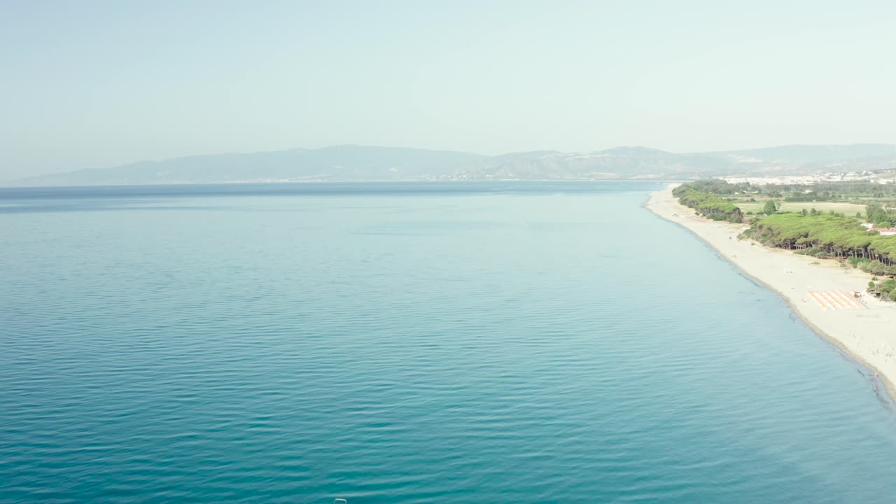 화창한 날에는 파라솔이 있는 아름다운 바다와 해변의 공중 전망, 바다 경치와 언덕 산, 시메리 마레, 칼라브리아, 이탈리아 남부