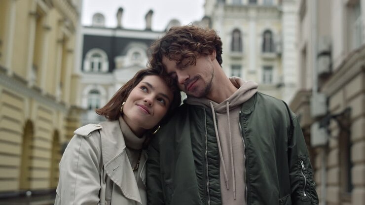 Homme et femme romantiques en rendez-vous