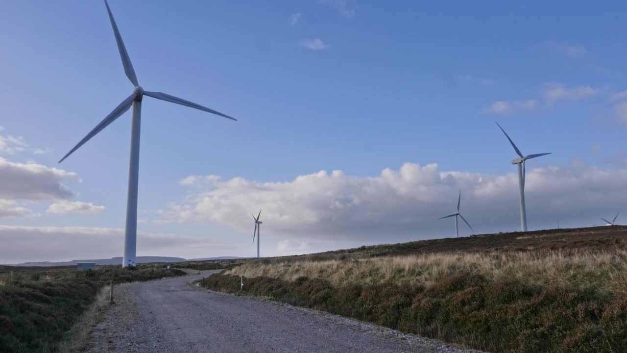 풍력 발전소와 도로를 통과하는