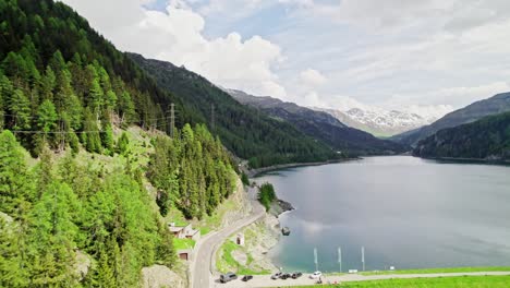 Lai-Da-Marmorera,-Un-Embalse-En-Los-Grisones,-Suiza,-Parte-Del-Parque-Natural-Parc-Ela,-Vuelo-De-Drones