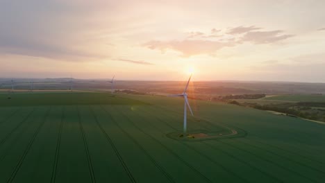 Eine-Reihe-Von-Windmühlen,-Die-Nach-Einem-Regensturm-In-Deutschland-Während-Eines-Wunderschönen-Sonnenuntergangs-Im-Wind-Wehen