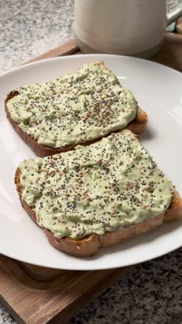 video vertical de tostadas con crema de aguacate