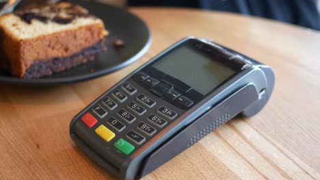pagar con tarjeta de crédito en un café