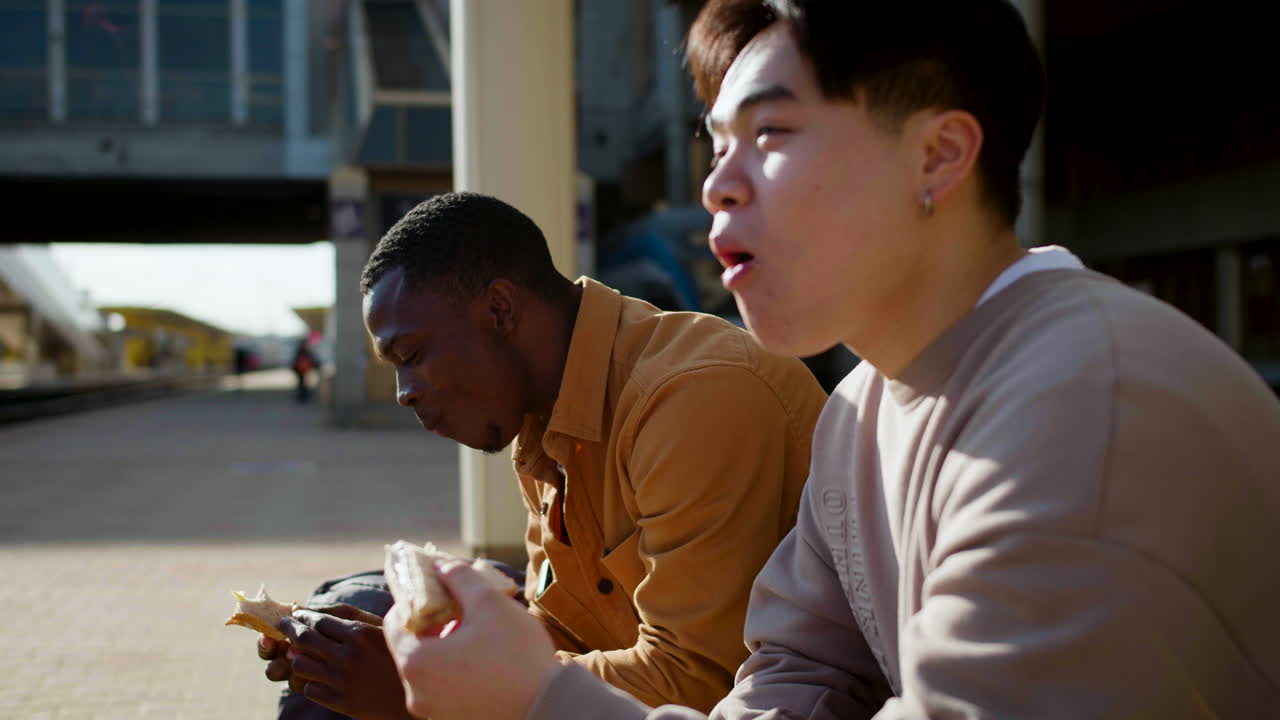 기차역 에 있는 친구 들