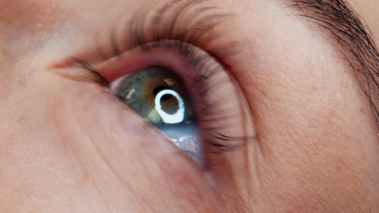 젊고 아름다운 여성 눈의 근접 촬영