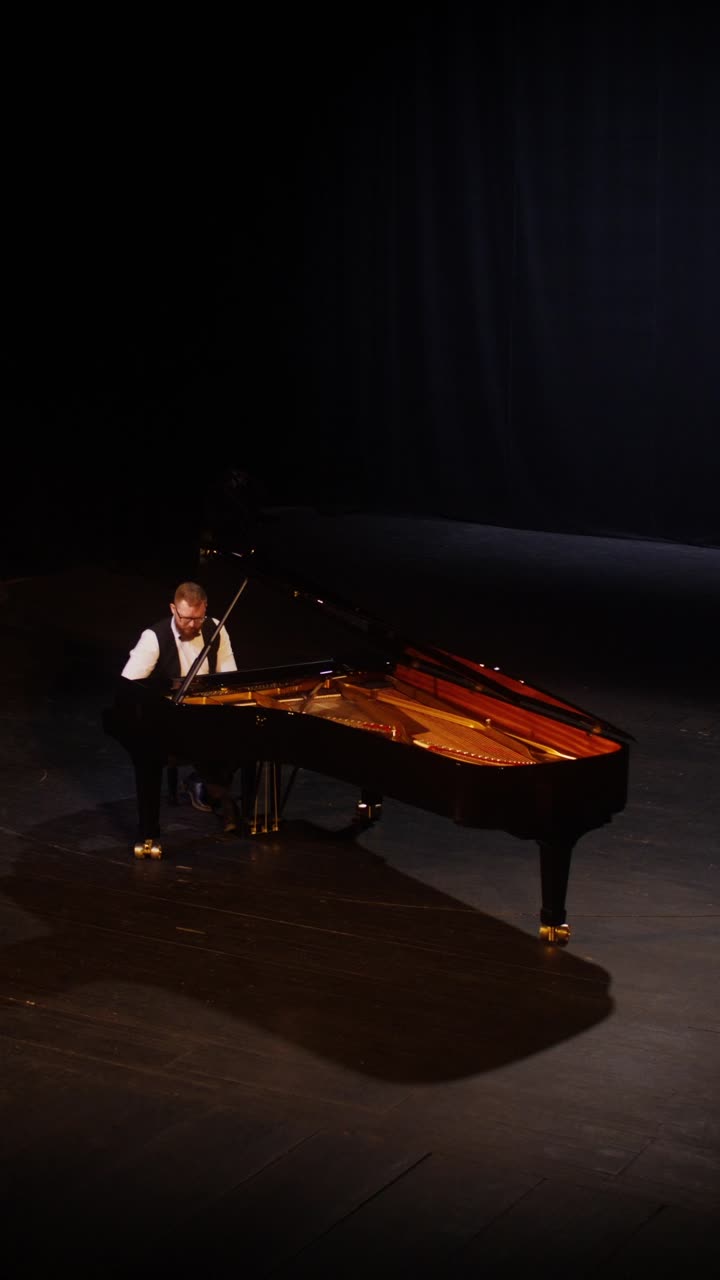 pianista actuando en el escenario