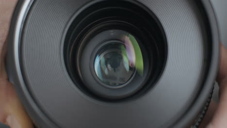 vista frontal de la lente de cristal de cine y apertura del diafragma de láminas de iris de metal con mecanismo de apertura de la cámara