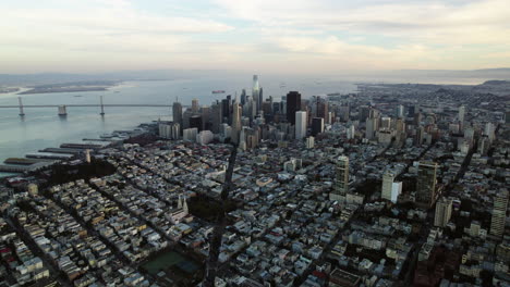 Vista-Aérea-Con-Vistas-A-La-Metrópoli-De-San-Francisco,-Amanecer-Nublado-En-Estados-Unidos