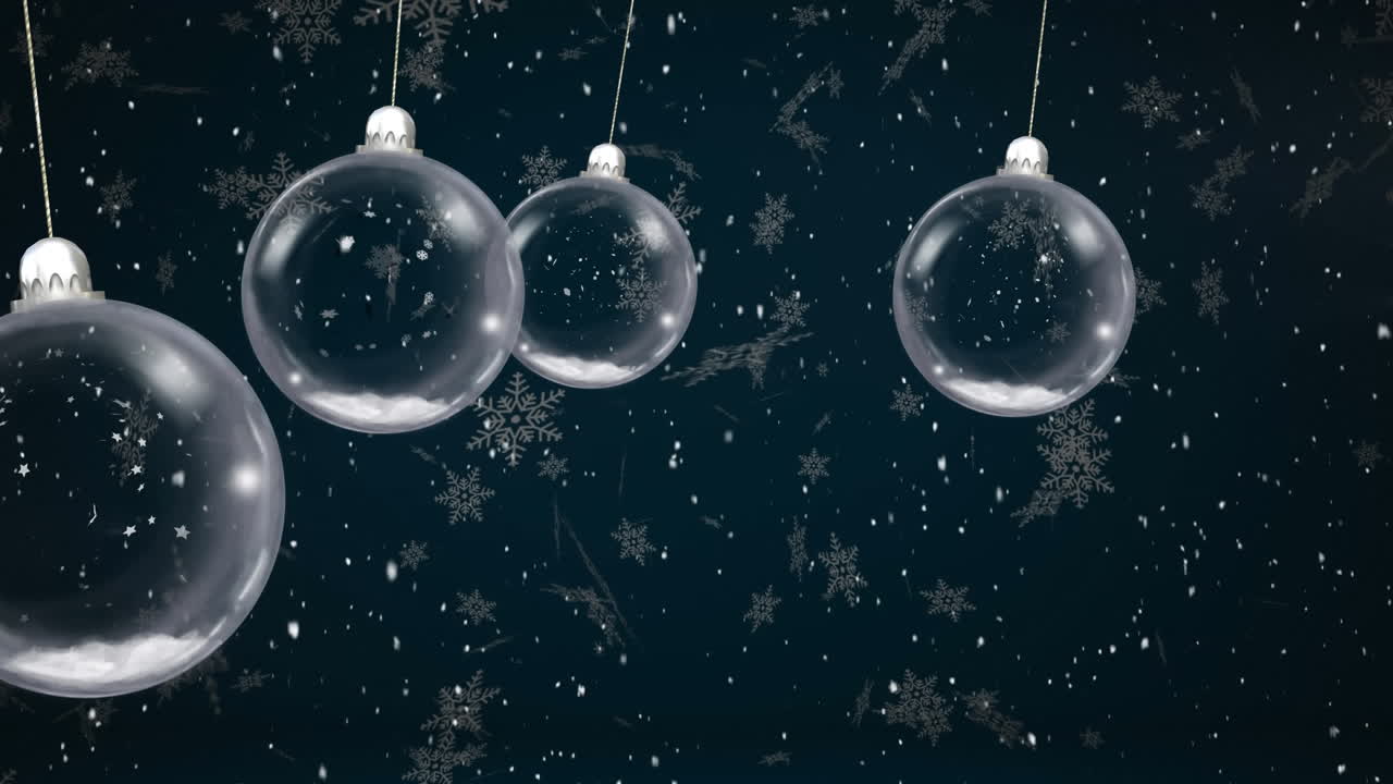 animación de bolas de navidad colgando sobre la nieve cayendo sobre un fondo negro