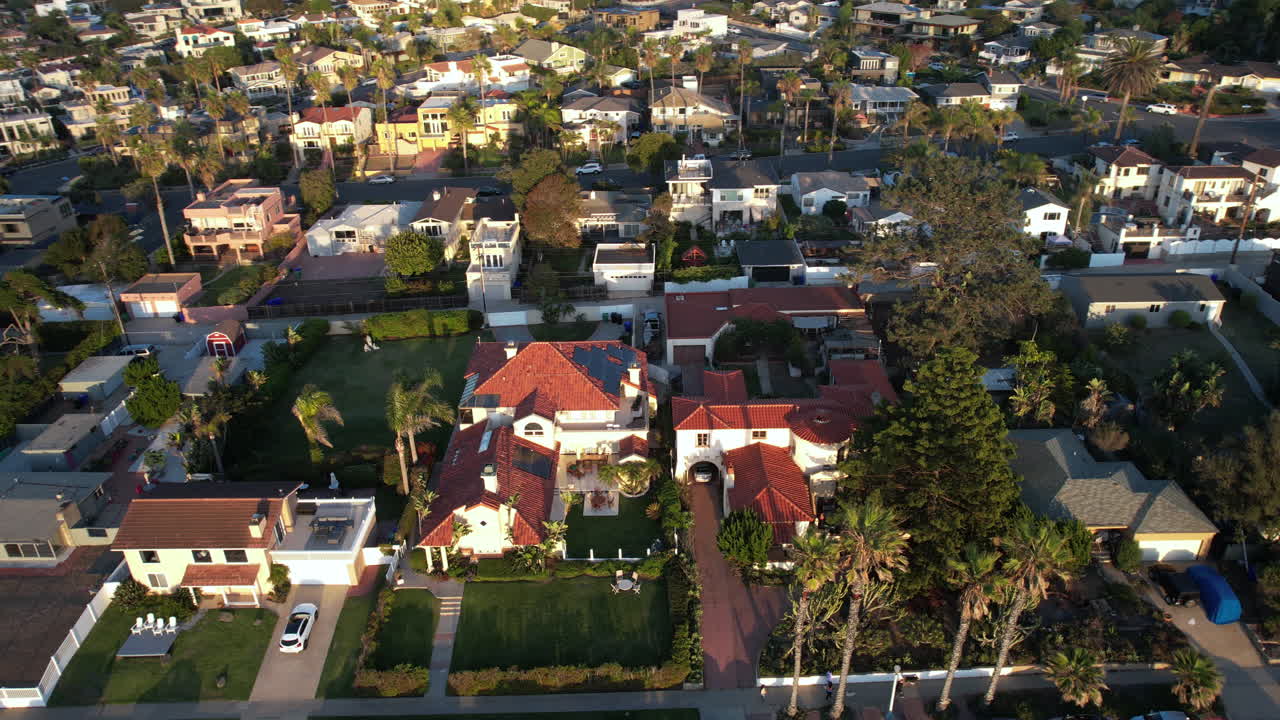 vista aérea de villas y mansiones en la comunidad residencial del barrio de los acantilados de san diego, california, ee.uu.