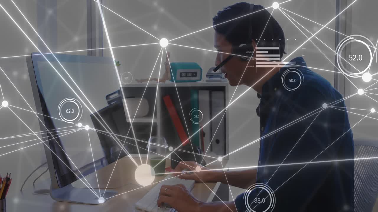 animación de la red de conexiones sobre el hombre de negocios caucásico en la computadora