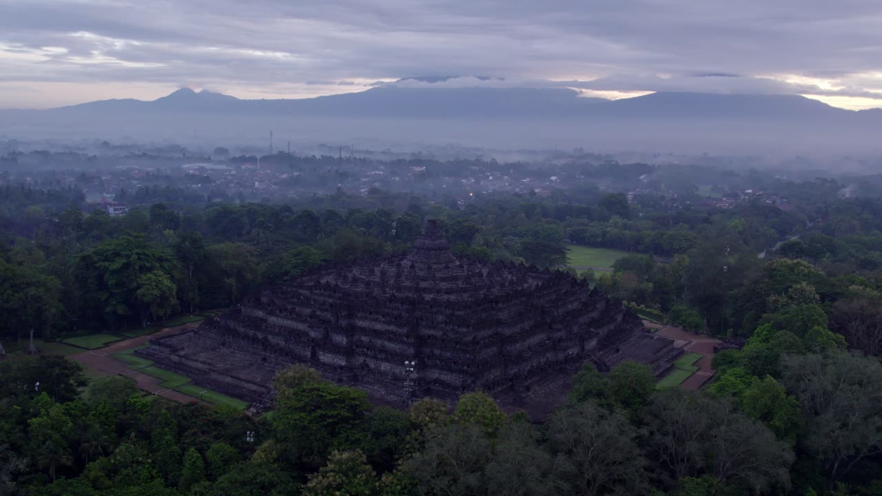 Borobudur di Yogyakarta nel bagliore dell'alba