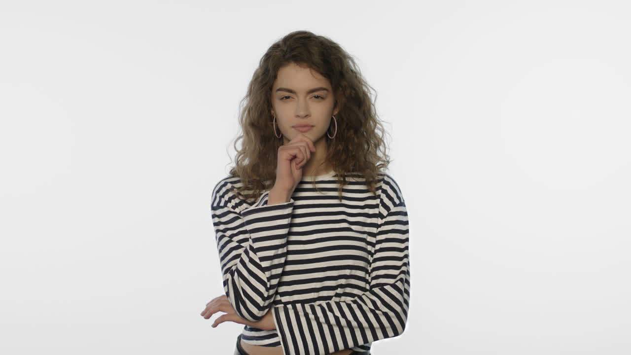 una joven tiene una idea en el estudio. retrato de una chica feliz pensando en una idea.