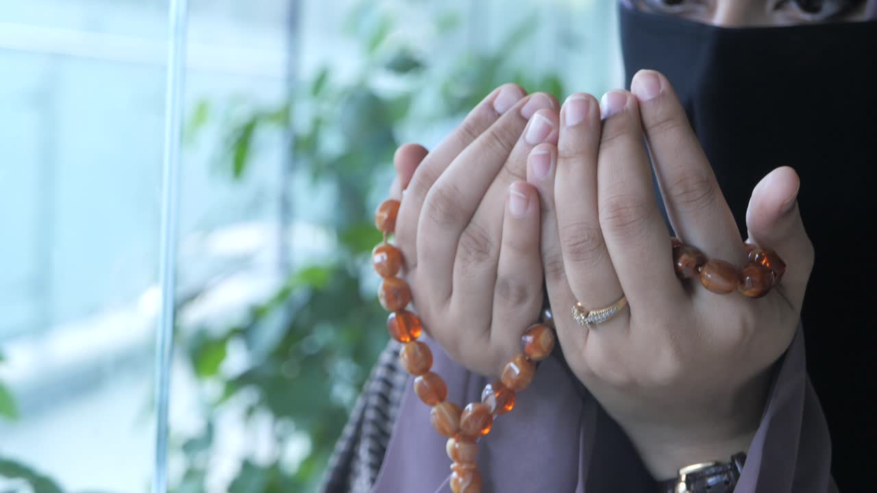 기도 하는 여자