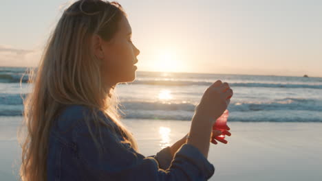 Teenager-Mädchen-Bläst-Seifenblasen-Am-Strand-Bei-Sonnenuntergang-Und-Genießt-Den-Sommertag-Am-Meer-Und-Hat-Spaß-Im-Urlaub