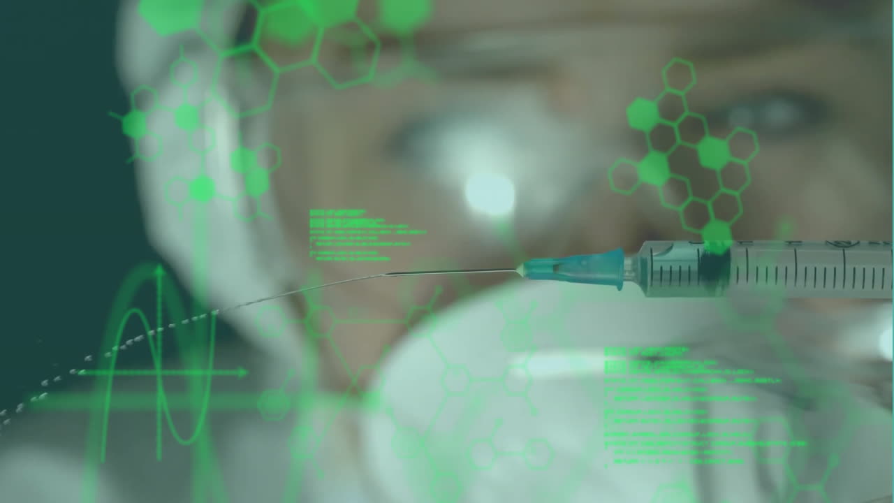 animación de procesamiento de datos y fórmula química sobre una científica caucásica con vacuna