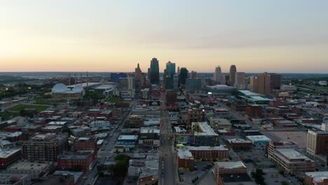 Vista-Aérea-De-La-Ciudad-De-Kansas,-Missouri-En-Verano,-Pedestal-Arriba